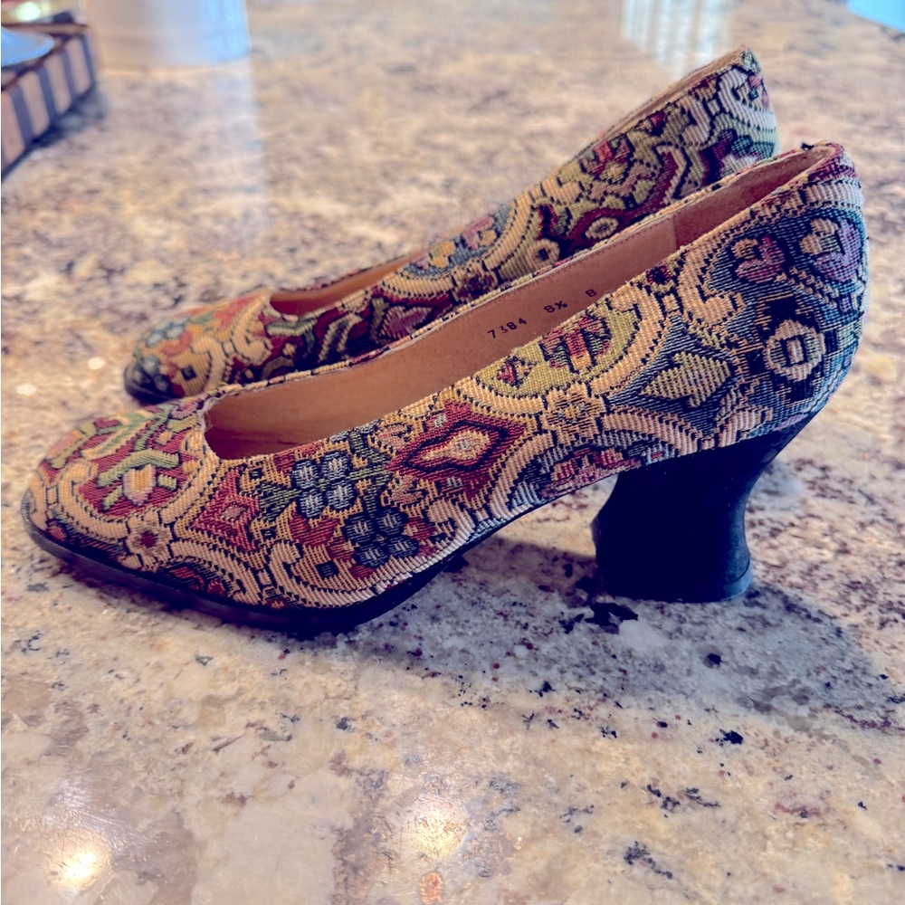 NEW KENNETH COLE NEW YORK VINTAGE TAPESTRY HEELS SHOES MADE IN SPAIN 8 1/2B